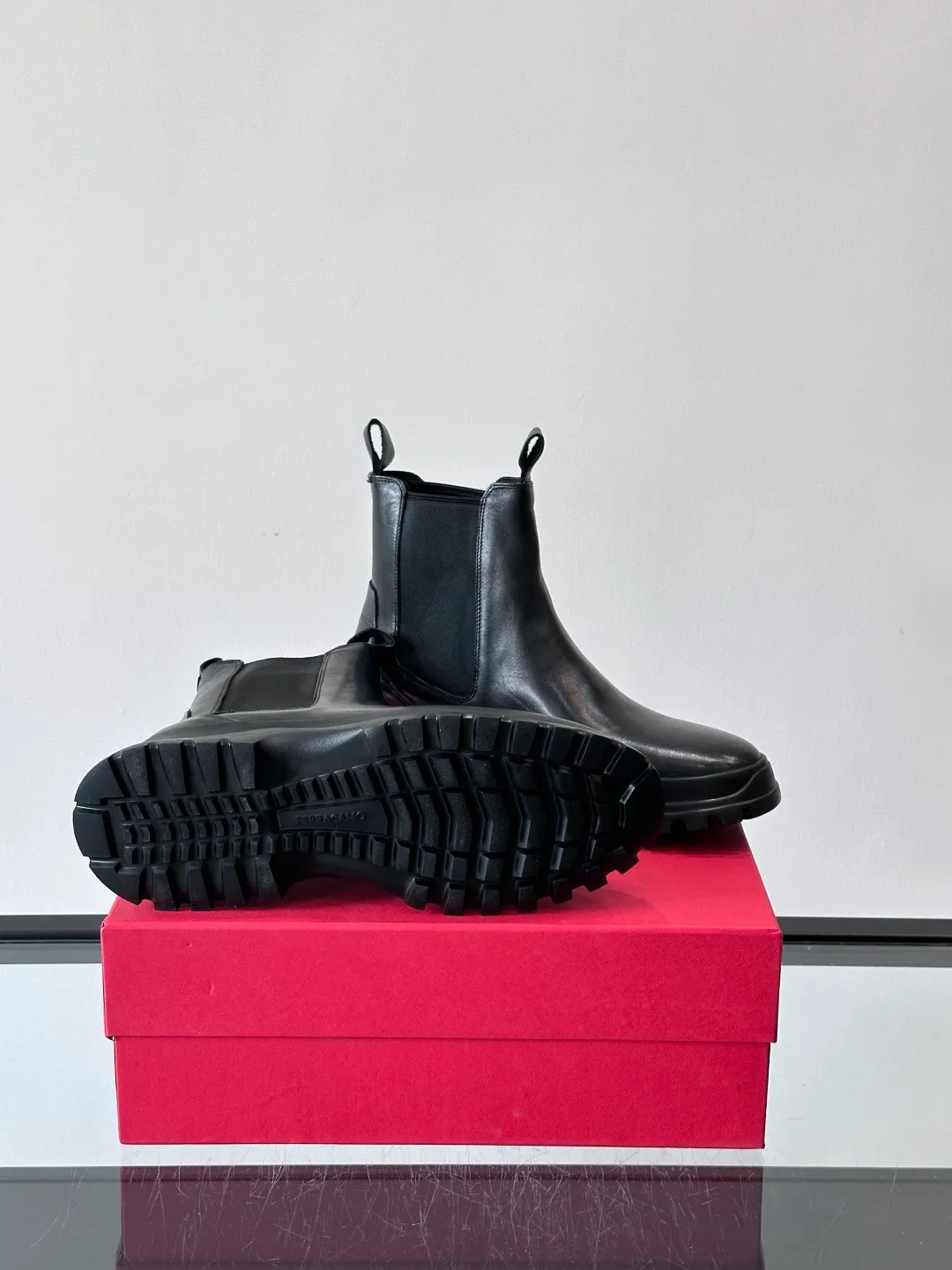 Men's men's shoes 💰960 FERRAGAMO Chelsea boots, super A Chelsea shoes equipped with thick outsole, minimalist design exudes modern charm. Imported leather surface, good texture, leather lining, easy to wear!  size: 39-44 (38.45.46 customized)